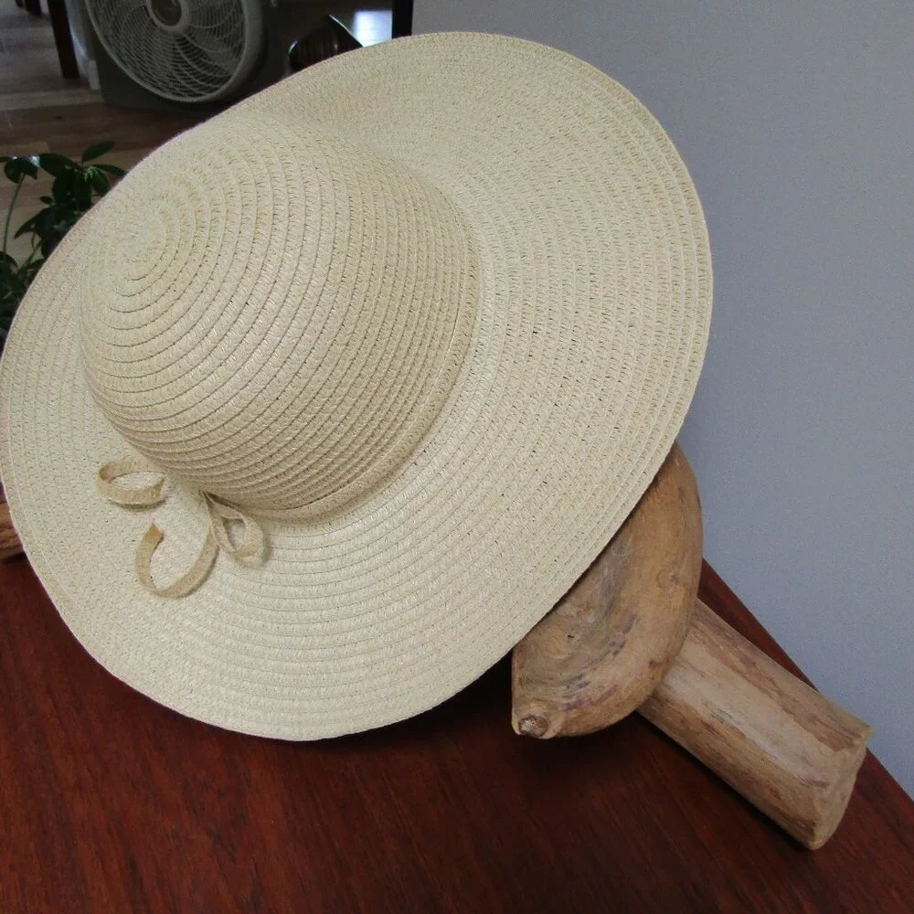 Floppy Coastal Beach Pool Gardening Straw Sun Hat Garden Beach or Pool